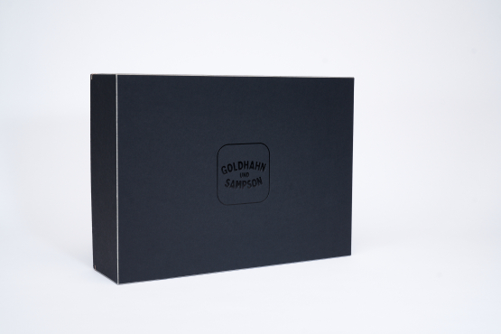 Stülpdeckelschachtel JULIAN mit GundS-Logo, 365x260x100mm - Fein.Gemacht. Stülpdeckelschachtel JULIAN mit GundS-Logo, 365x260x100mm - Fein.Gemacht.