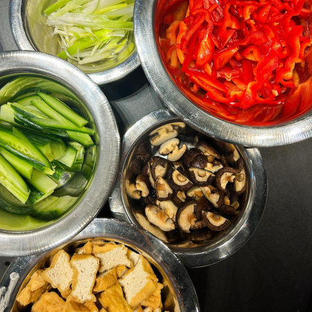 Miss Vietnam Vegan in English  Sonntag, 27. April 2025 um 12 Uhr